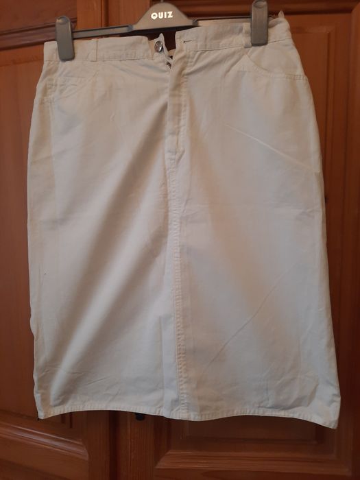 Frumoasa fusta alba cu șliț lateral și fermoar mărimea 44