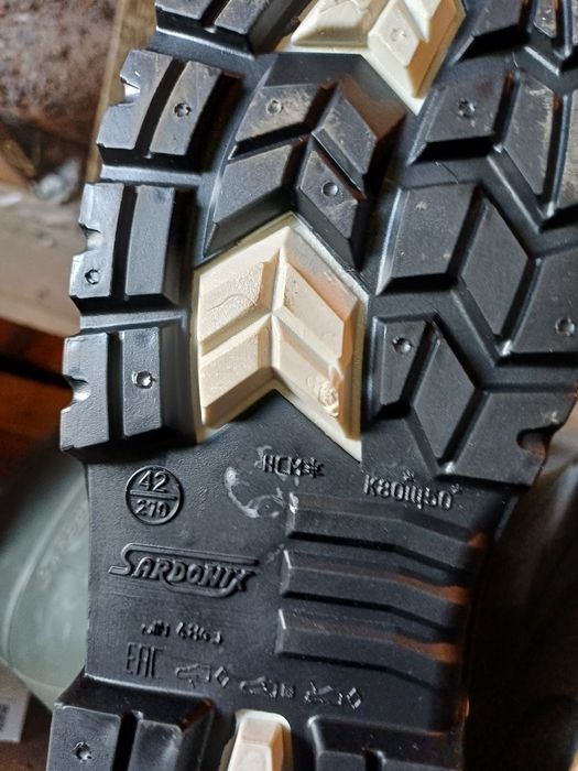 Рабочие ботинки  и резиновые сапоги