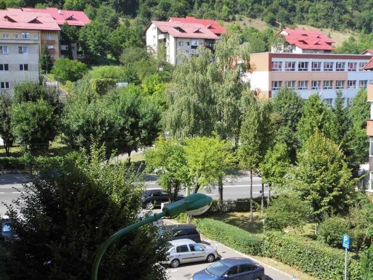 Închiriez apartament 2 camere Racadau  etaj intermediar