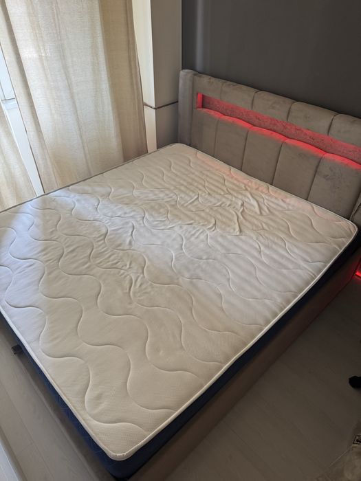 Vând Pat + Saltea 180X200 Culoare Bej Glow , Bluetooth , Boxe , Muzică , Lumini RGB , Telecomandă