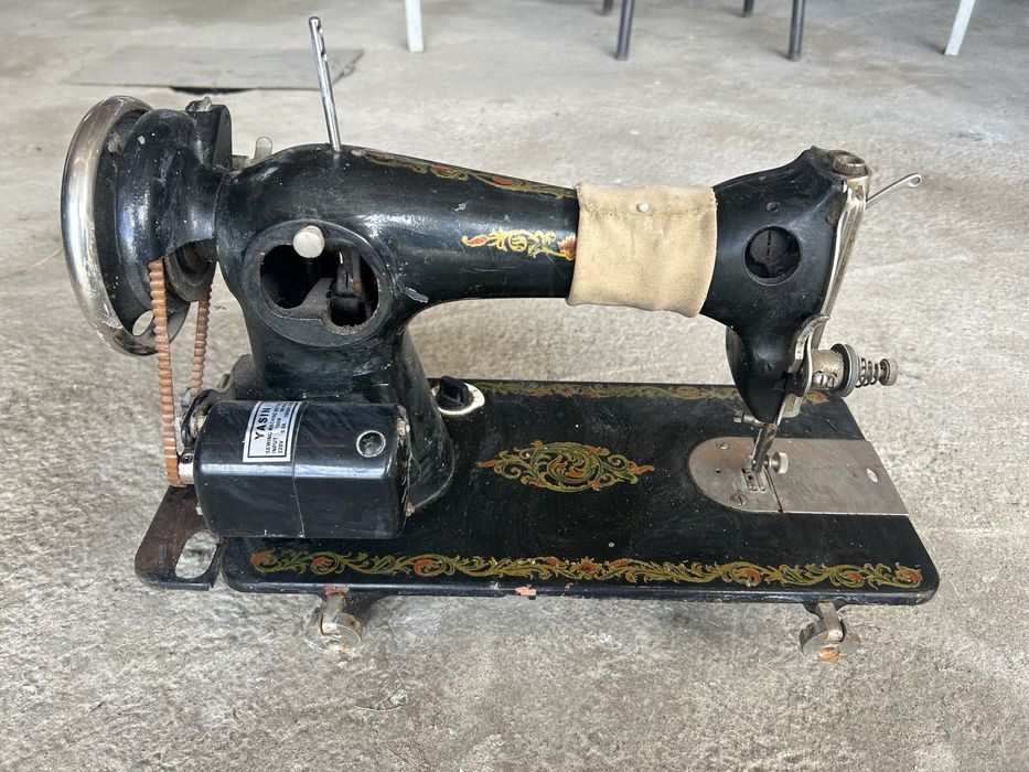 Швейная машина с тумбой