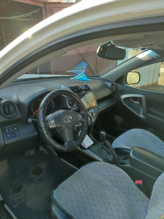 Продаю Тойота РАФ 4