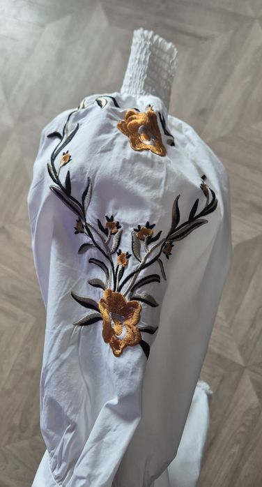 Bluză albă cu broderie pe mâneci