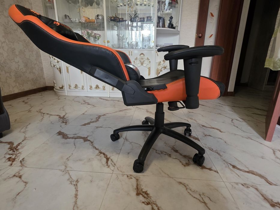 Продам игровое кресло Cougar