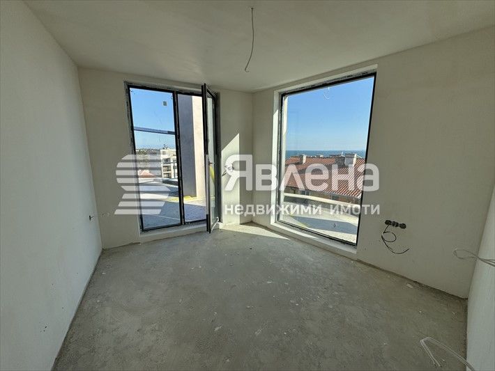 Просторен тристаен апартамент на 5-ти етаж с площ