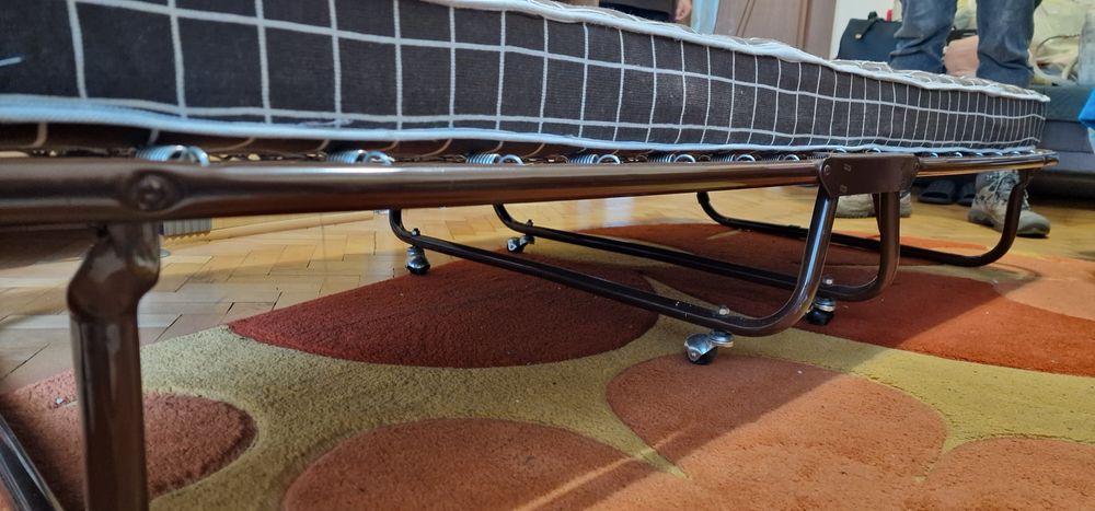 Pat pliant cu saltea inclusă