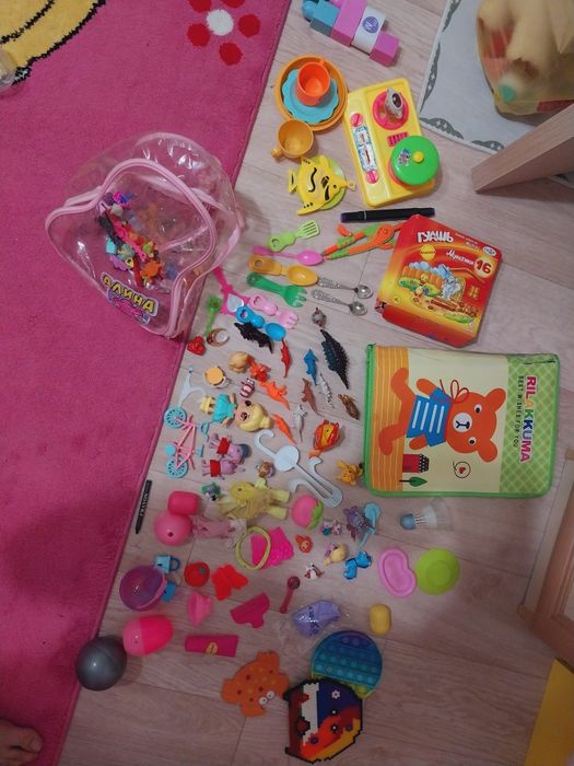 Игрушки и большой Мишка