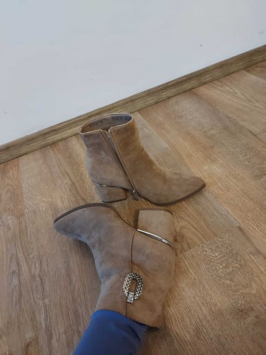 •	Botine noi, imitatie piele intoarsa si intarsii metalizate