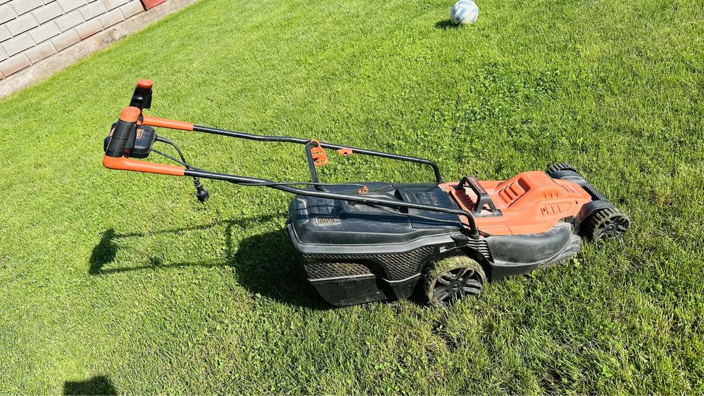 Газона косилка в рабочем состаяние