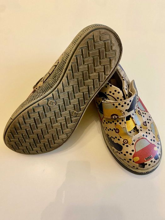 Разкошни рисувани детски DoGo затворени обувки в отлично състояние.