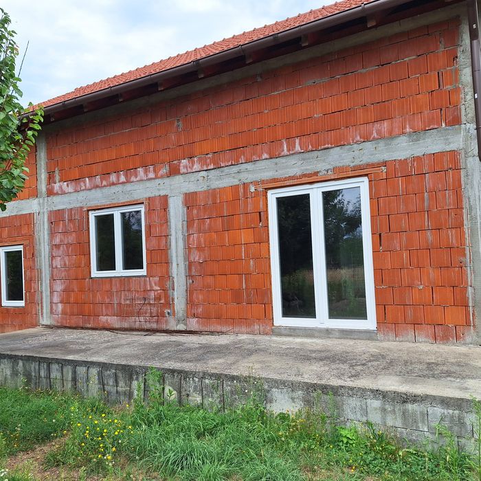 Vînd casă în roșu și casa veche