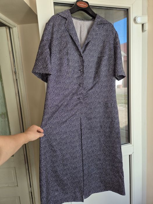 Rochie eleganta cu năsturei îmbrăcați