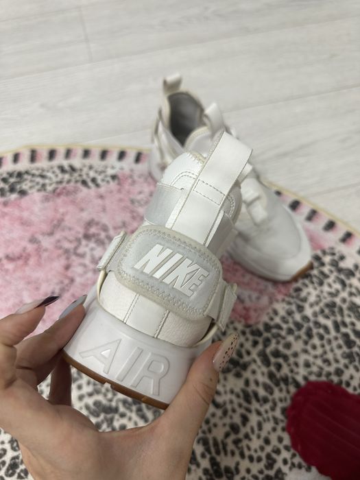 Крассовки белые Nike