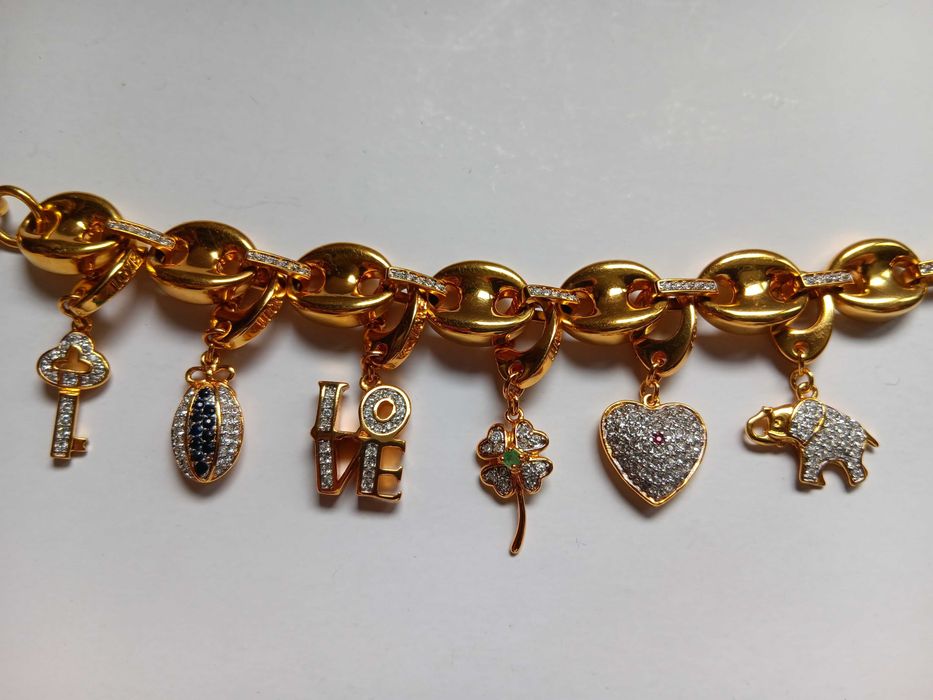 Brățară cu talismane interschimbabile „Love-Luck” de la Galería del Coleccionista, placată cu aur și decorată cu cristale Swarovski, zafire și rubine