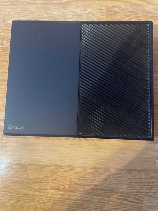 Xbox One (functional) 500 GB + 2 controllere (defecte)