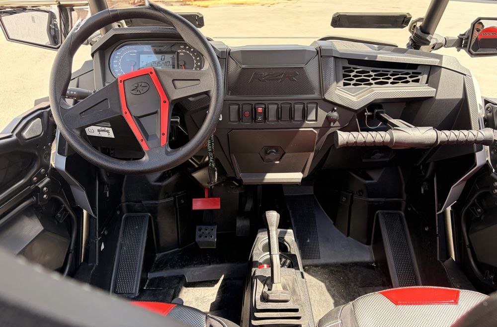 Polaris rzr xp 4 locuri