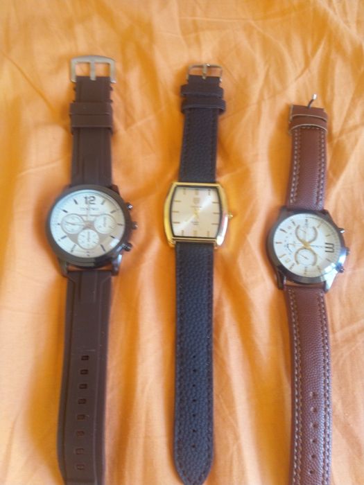 Лот нови часовници.