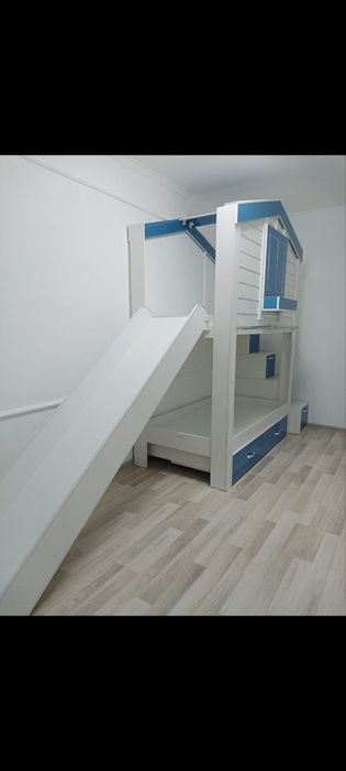 Детская двухъярусная кровать домик