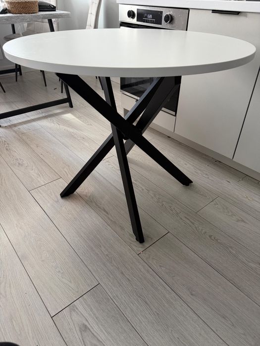 Стол круглый матовый