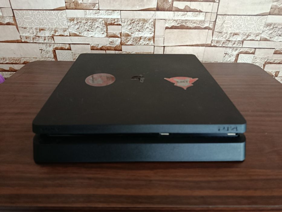 Ps4 slim 1tb + оригиналния джойстик и необходимите кабели