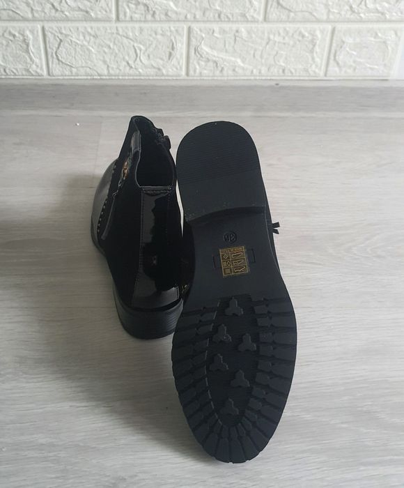 Botine negre cu detalii aurii
