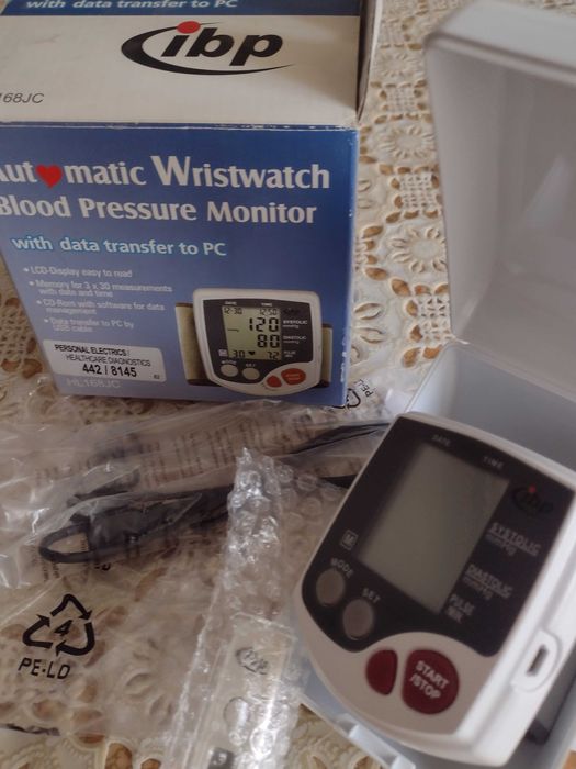 Апарат за измерване на кръвно налягане пулса и температура