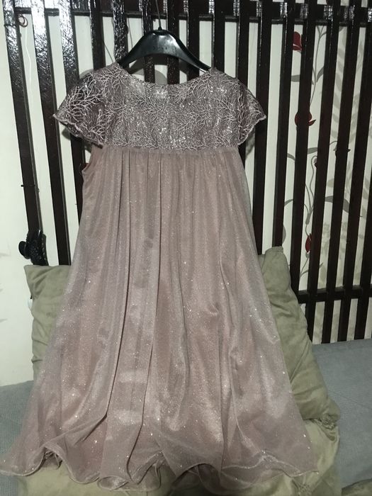 Rochita cu sclipici  pt diverse ocazi  bust 115-120 cm