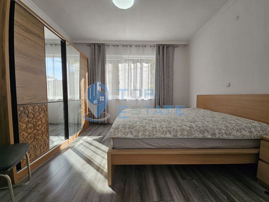 Триетажна обзаведена къща с два гаража в Горна Оряховица