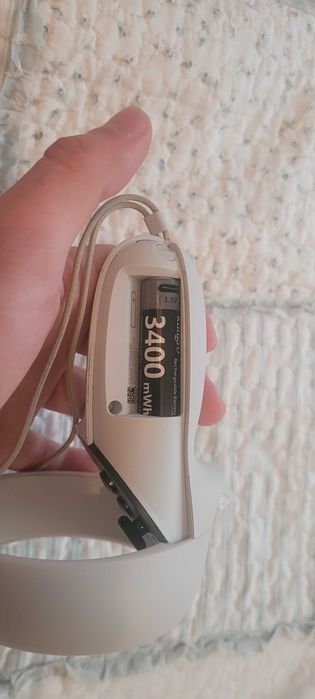 Quest 2 128GB със Kiwi Strap, USB батерии и др.