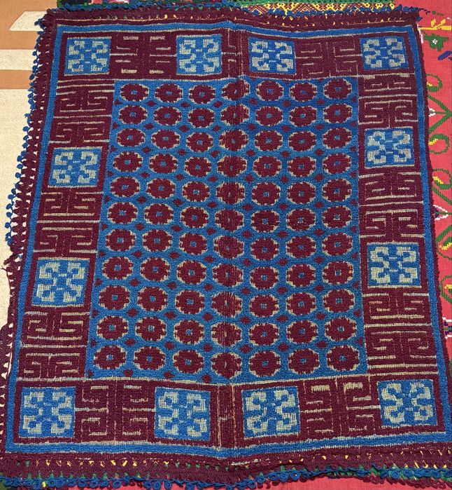 Covor tradițional țesut manual – Model cu motive geometrice – 185 x 142 cm