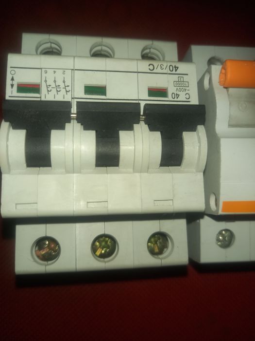 Автоматичен предпазител бушон трифазен 80А  / 63А  / 40А  /