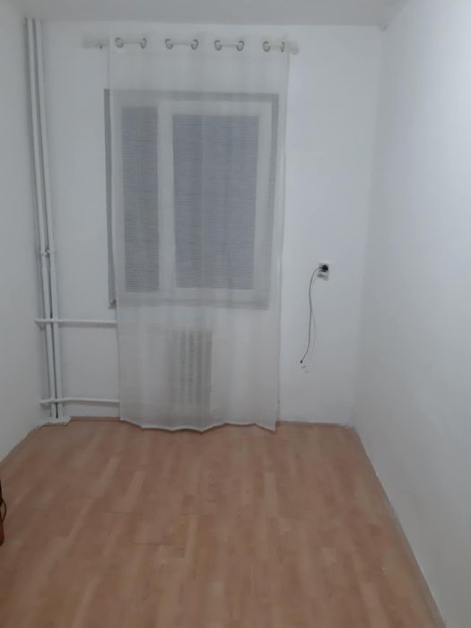 Vînd garsoniera in zona umt