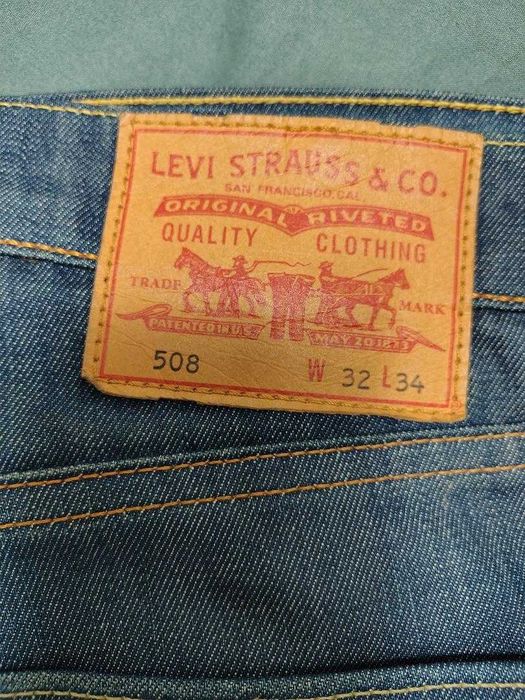 vând jeans levi"s