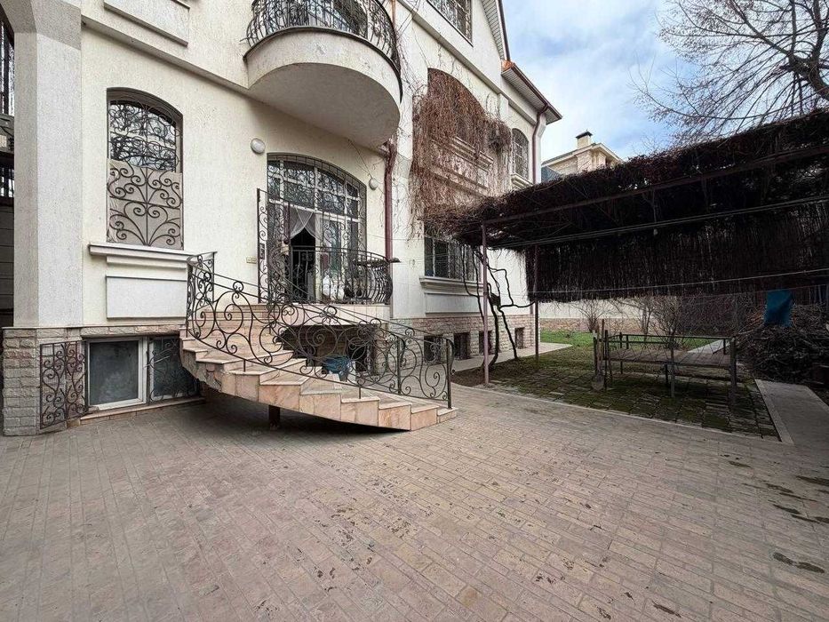 Продается просторный дом с бассейном, ориентир МВД Р.Уз.