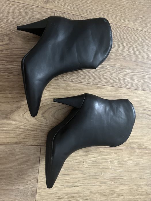 Botine noi, imitatie piele, culoare neagra, marimea 39, varf ascutit