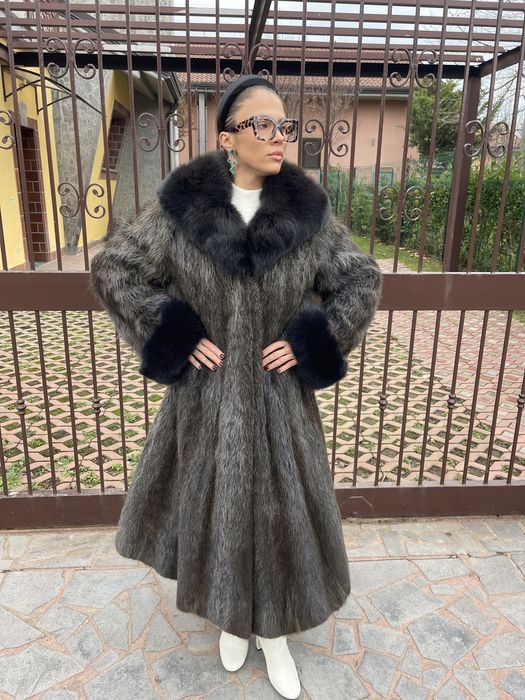 Haina lunga din blana naturala de nutrie cu guler si mansete de vulpe