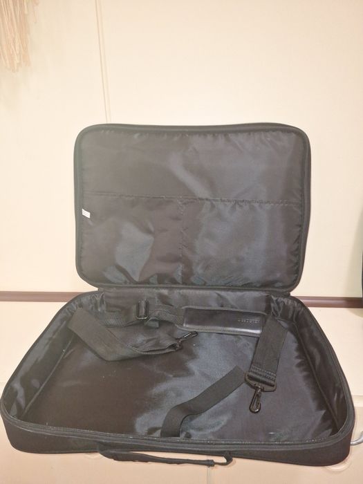 Продавам чанта за лаптоп