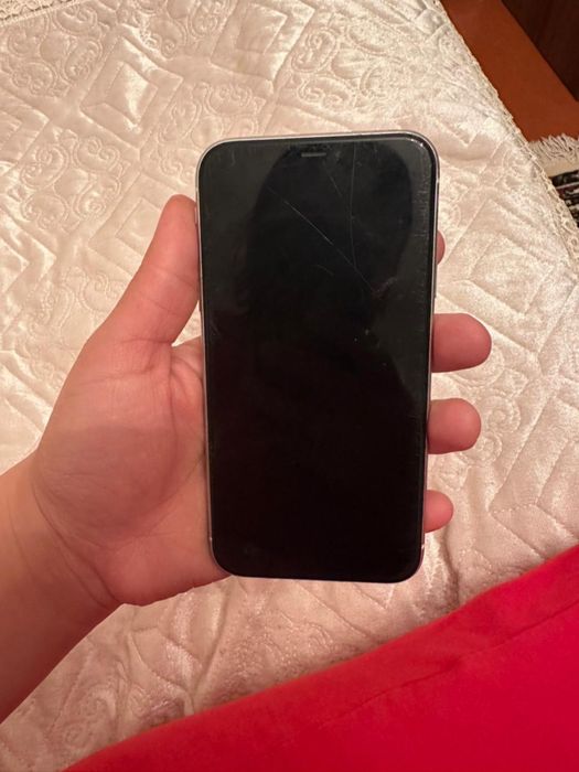 Прлдам айфон 11  128гб