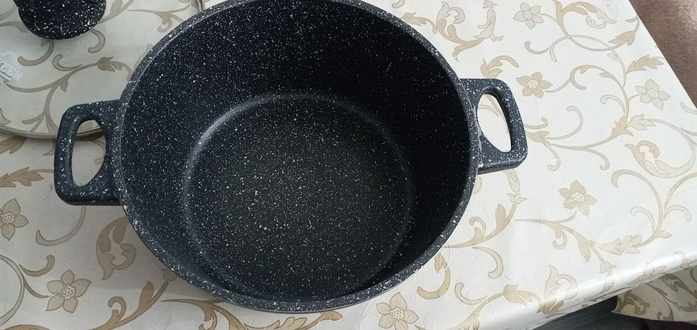 Кастрюля с крышкой