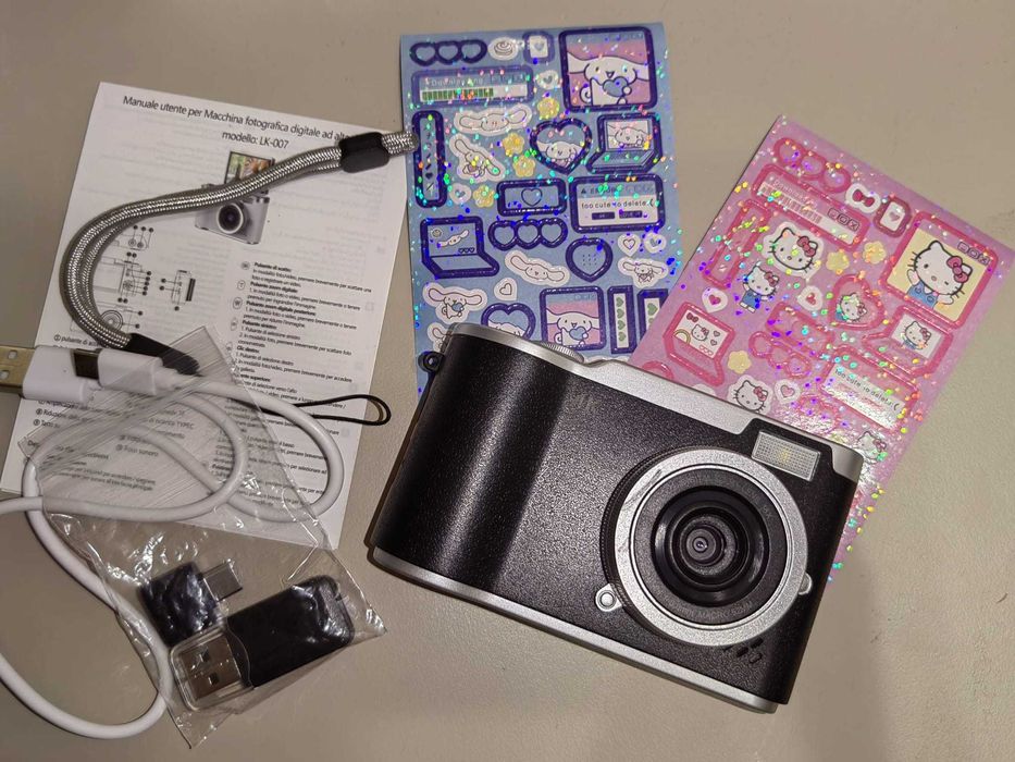 Aparat foto digital copii cu Autofocus si ecran rabatabil VALA V700