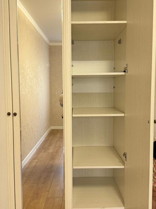 продам шкаф трехдверний