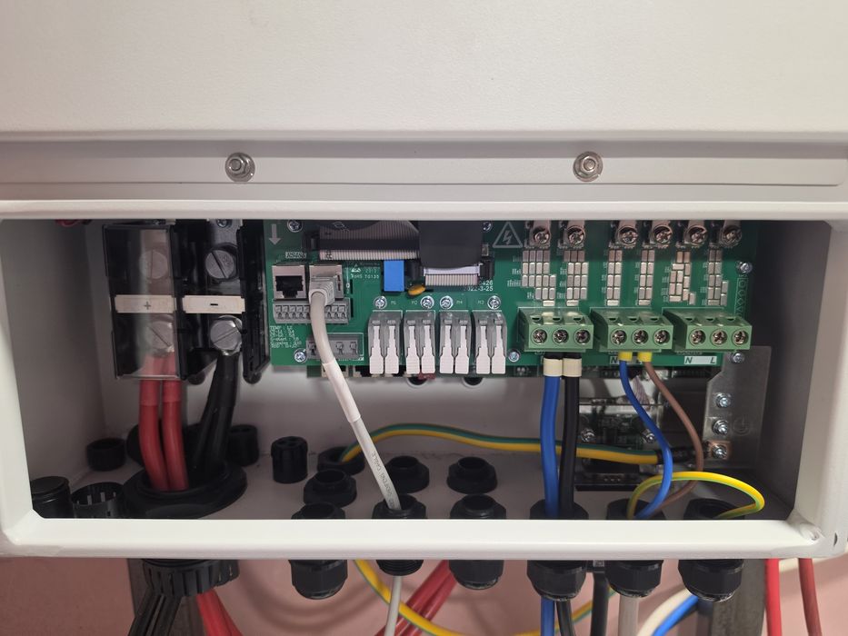 Продавам хибриден монофазен  инвертор DAYE SYN 8K .