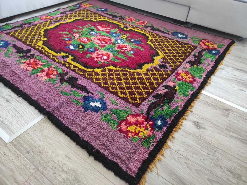 Автентичен ръчно тъкан вълнен килим 185x175 см – традиционни мотиви