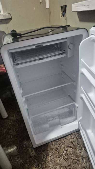 Продам или поменяю мини холодильник.
