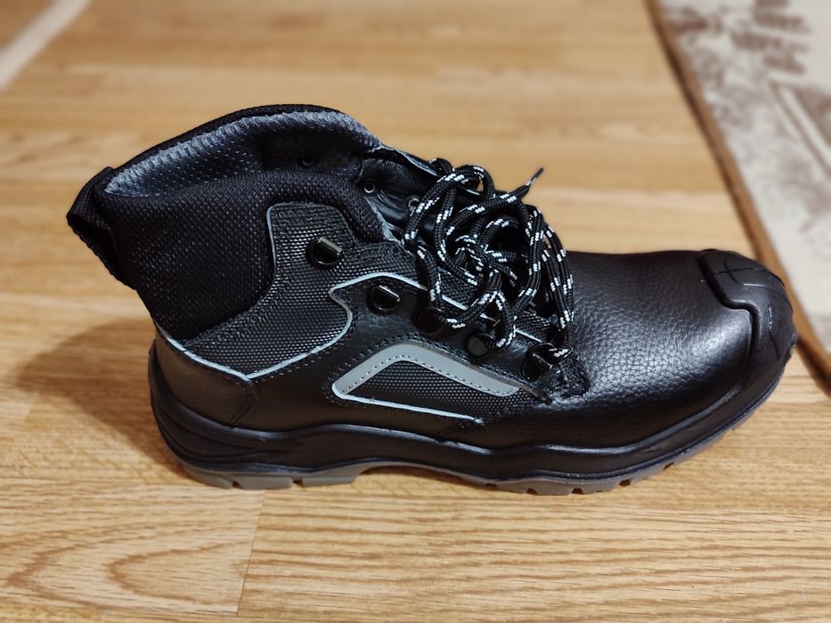 Берцы 40размер ботинки 43.44размер, коньки 33размер