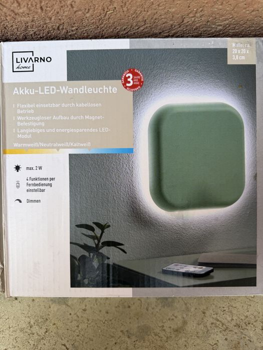 Vând lampă de perete LED cu acumulator și telecomanda Nouă sigilată