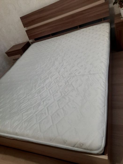 Продам срочно тахту с двумя тумбочками