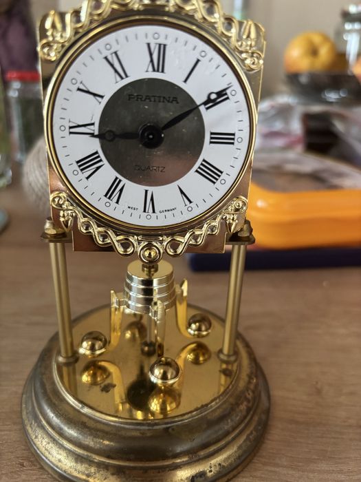 Ceas pratina quartz de colectie functional cu pendulul stricat