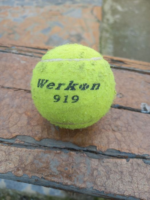 Продаются  тенесные  ракетки  и  мячь