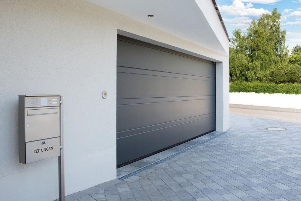 Секционные ворота с калиткой